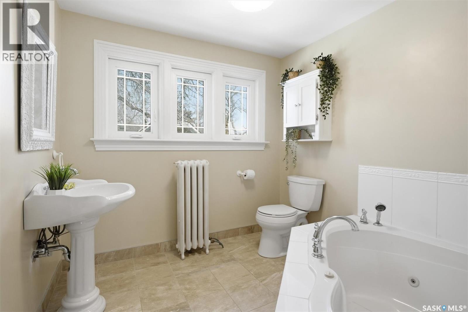 921 10Th Avenue N, Saskatoon, SK - Indoor Photo Showing Bathroom