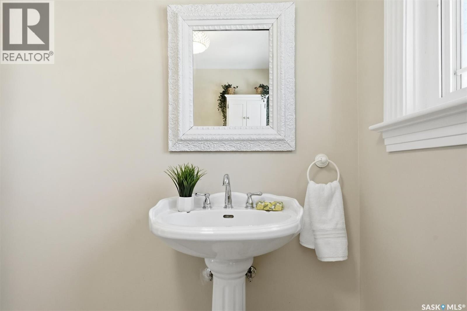 921 10Th Avenue N, Saskatoon, SK - Indoor Photo Showing Bathroom