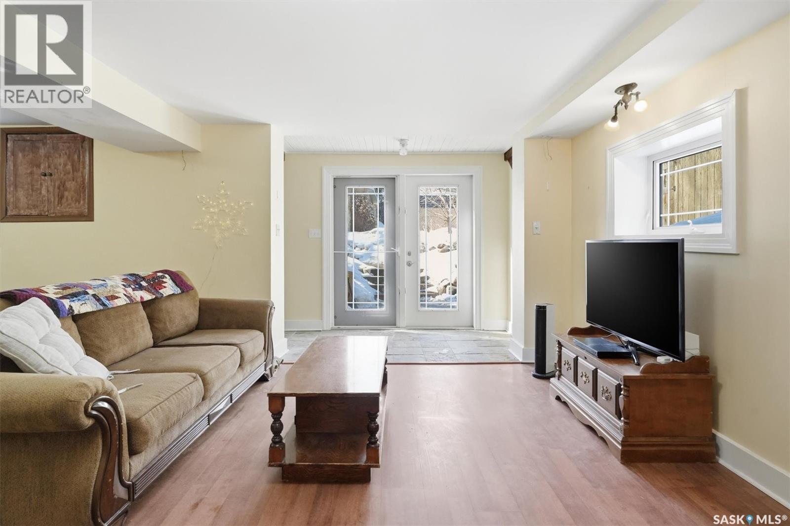 921 10Th Avenue N, Saskatoon, SK - Indoor Photo Showing Living Room