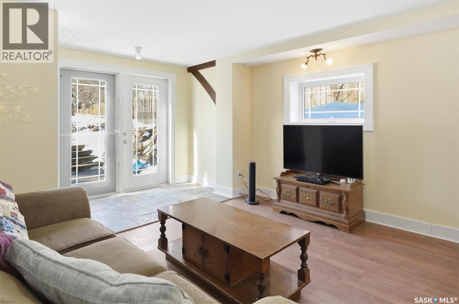 921 10Th Avenue N, Saskatoon, SK - Indoor Photo Showing Living Room