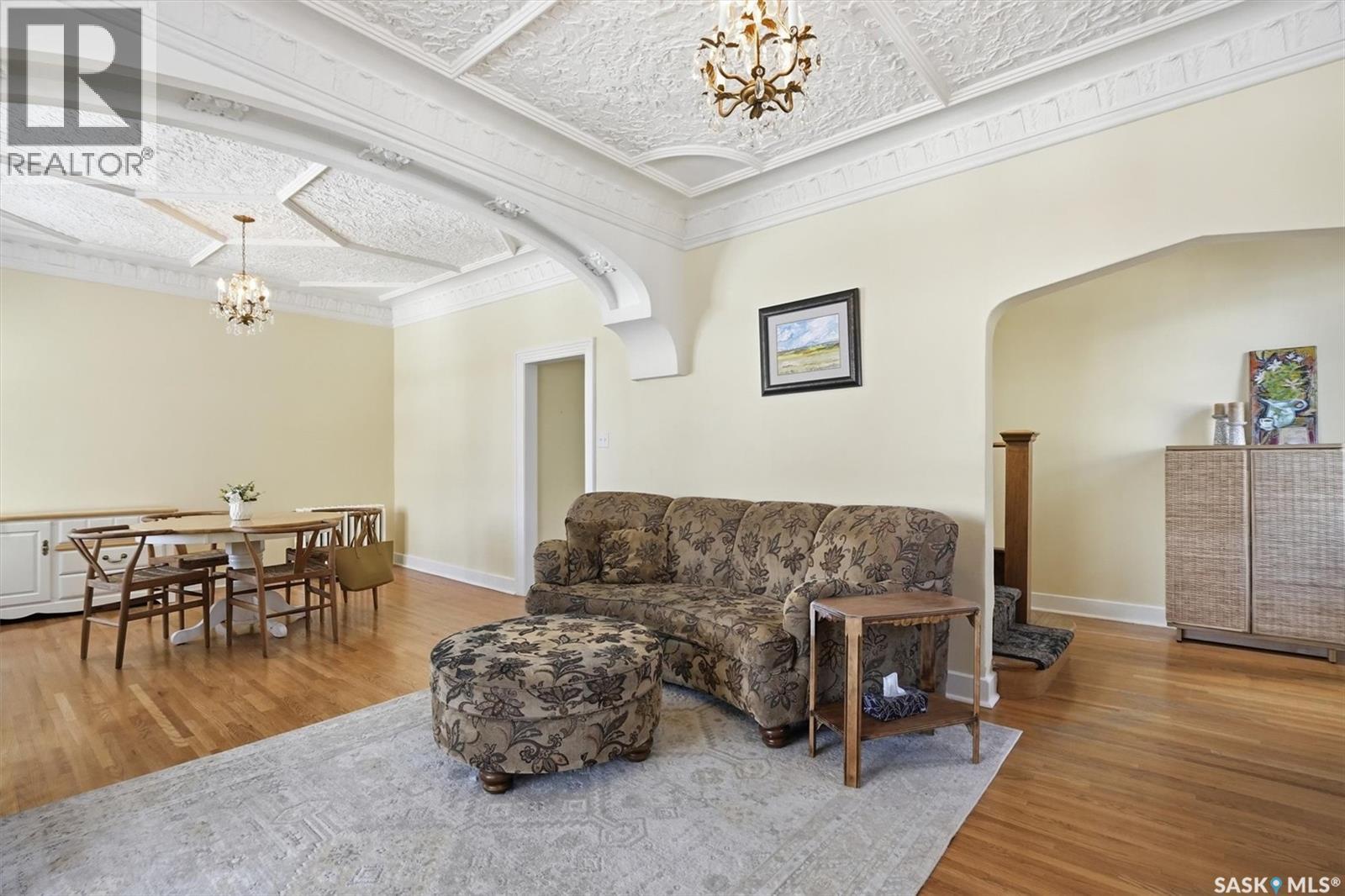 921 10Th Avenue N, Saskatoon, SK - Indoor Photo Showing Living Room