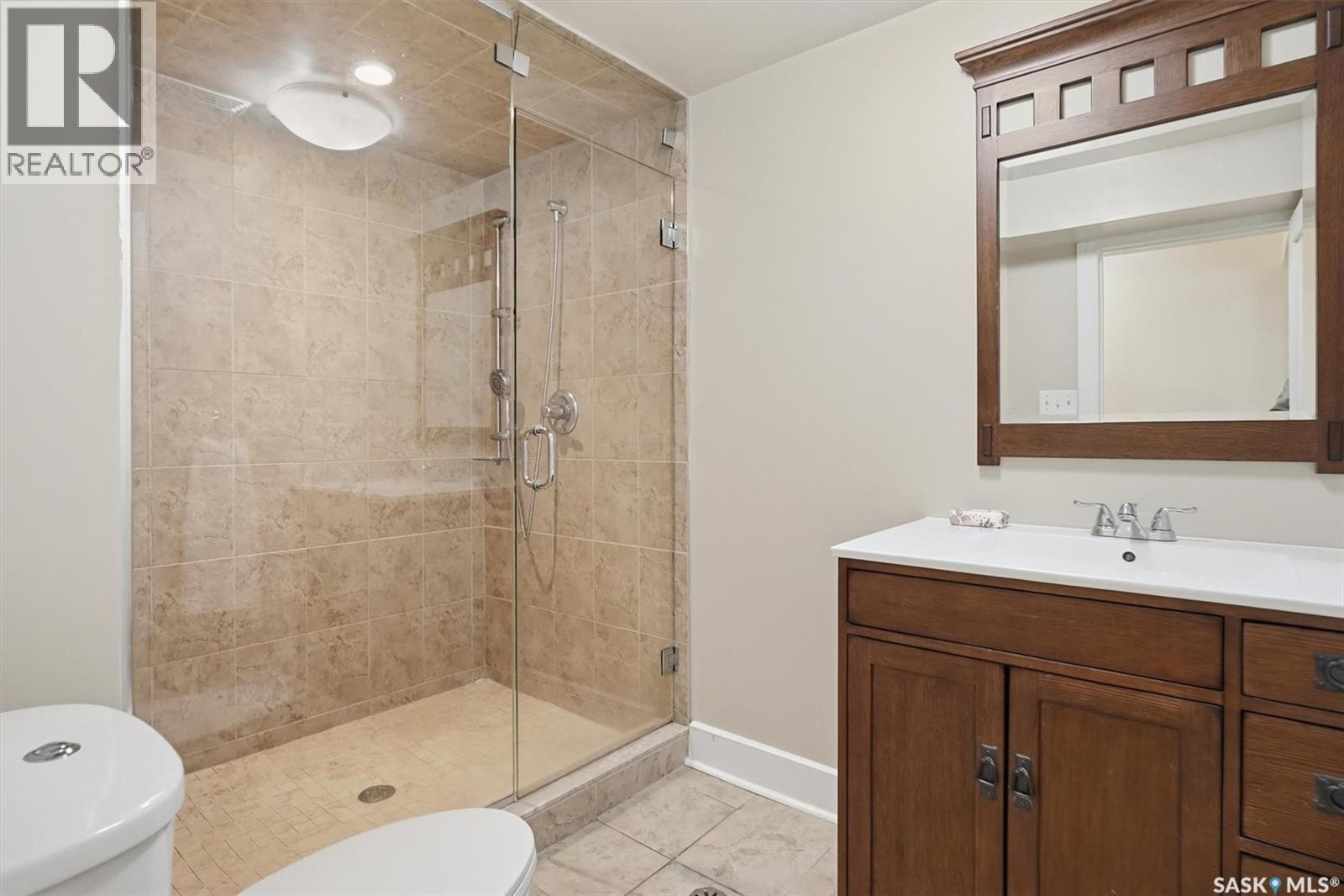 921 10Th Avenue N, Saskatoon, SK - Indoor Photo Showing Bathroom