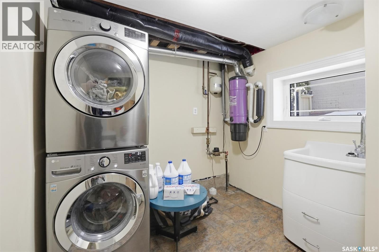 921 10Th Avenue N, Saskatoon, SK - Indoor Photo Showing Laundry Room