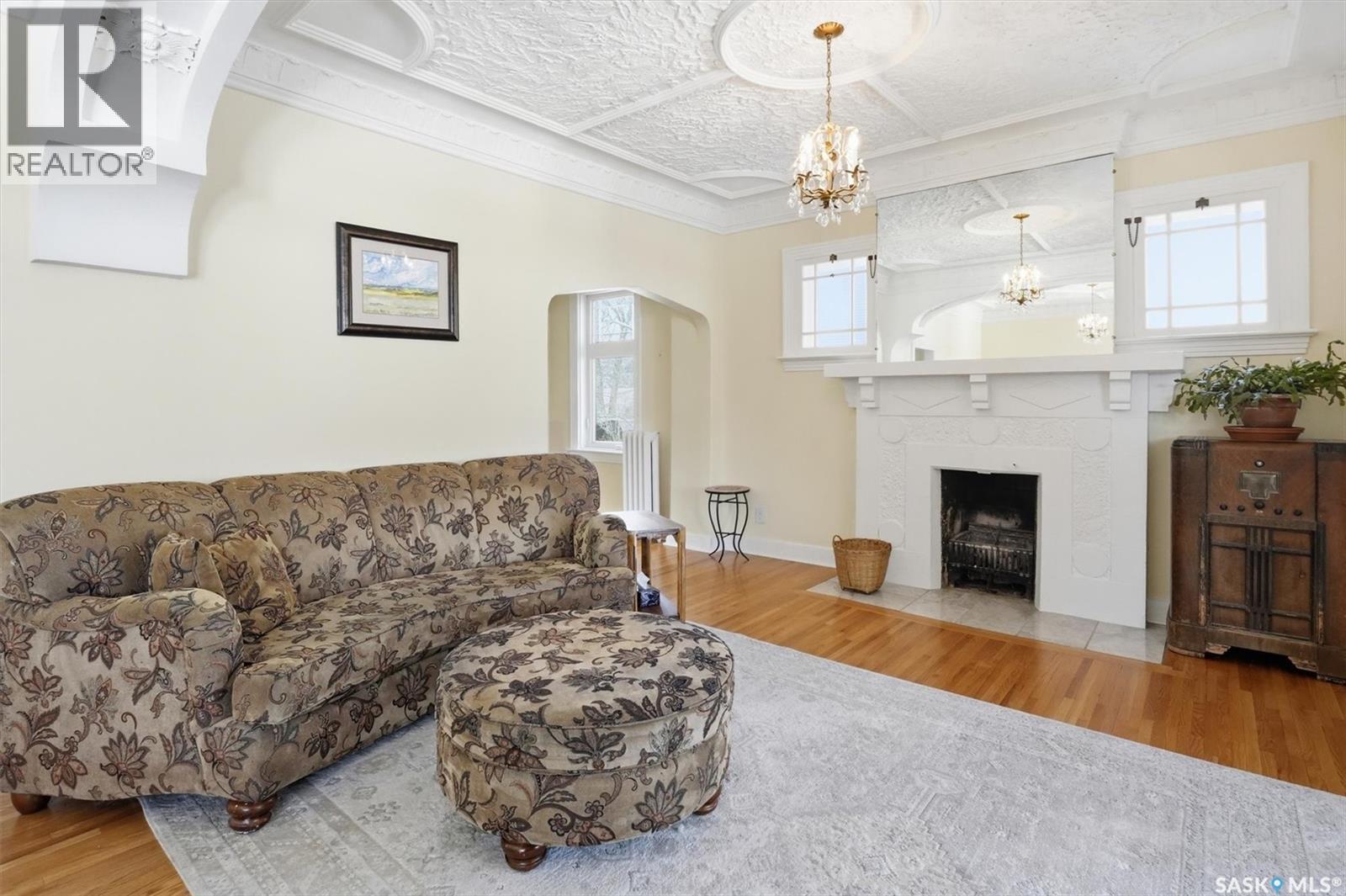 921 10Th Avenue N, Saskatoon, SK - Indoor Photo Showing Living Room With Fireplace