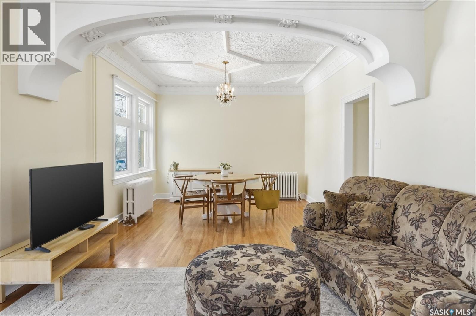 921 10Th Avenue N, Saskatoon, SK - Indoor Photo Showing Living Room