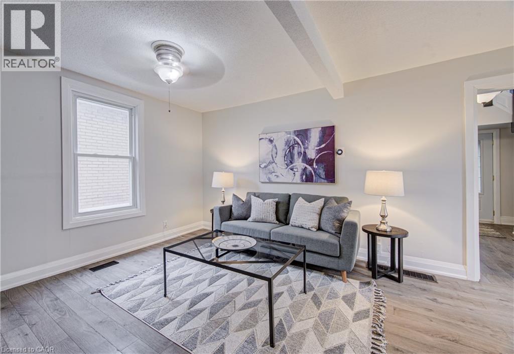 227 East 23Rd Street, Hamilton, ON - Indoor Photo Showing Living Room