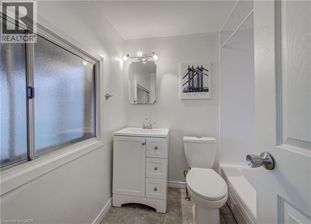 227 East 23Rd Street, Hamilton, ON - Indoor Photo Showing Bathroom