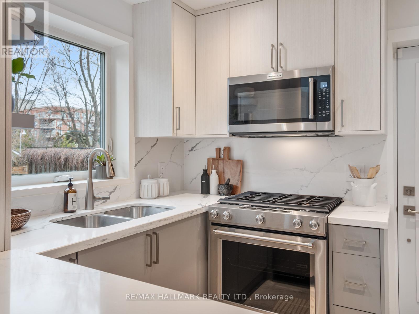 8 Glenvale Boulevard, Toronto, ON - Indoor Photo Showing Kitchen With Stainless Steel Kitchen With Double Sink With Upgraded Kitchen