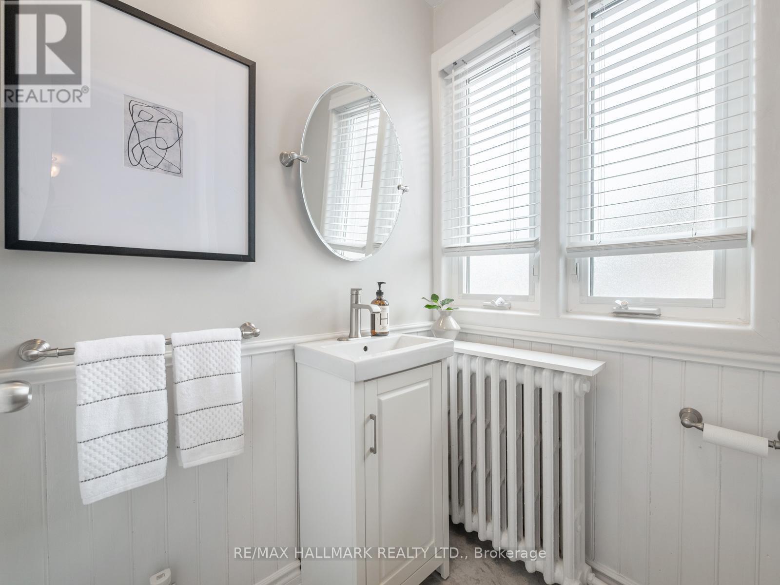 8 Glenvale Boulevard, Toronto, ON - Indoor Photo Showing Bathroom