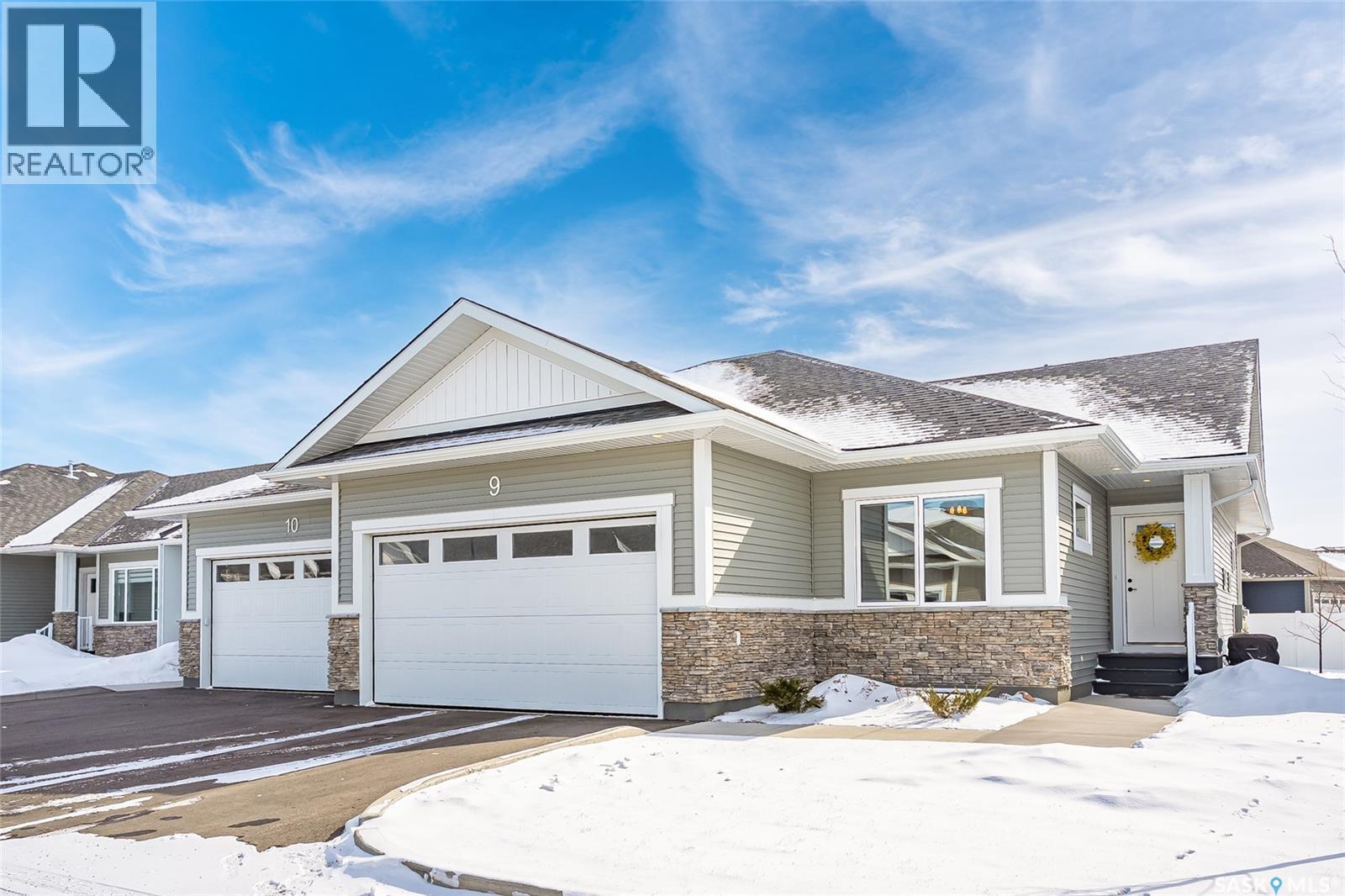 9 437 Palmer Crescent, Warman, SK - Outdoor With Facade