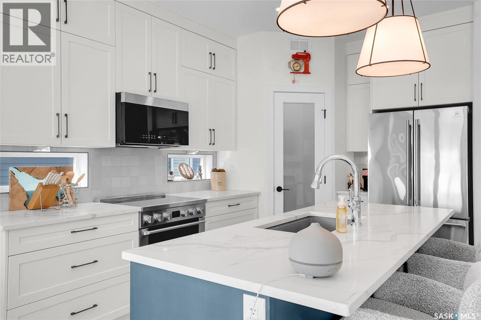 9 437 Palmer Crescent, Warman, SK - Indoor Photo Showing Kitchen With Upgraded Kitchen