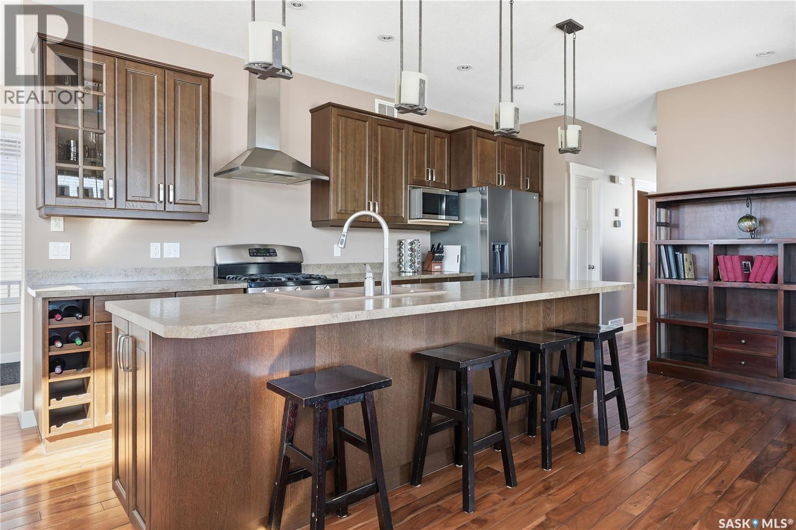 3229 18Th Avenue, Regina, SK - Indoor Photo Showing Kitchen With Upgraded Kitchen