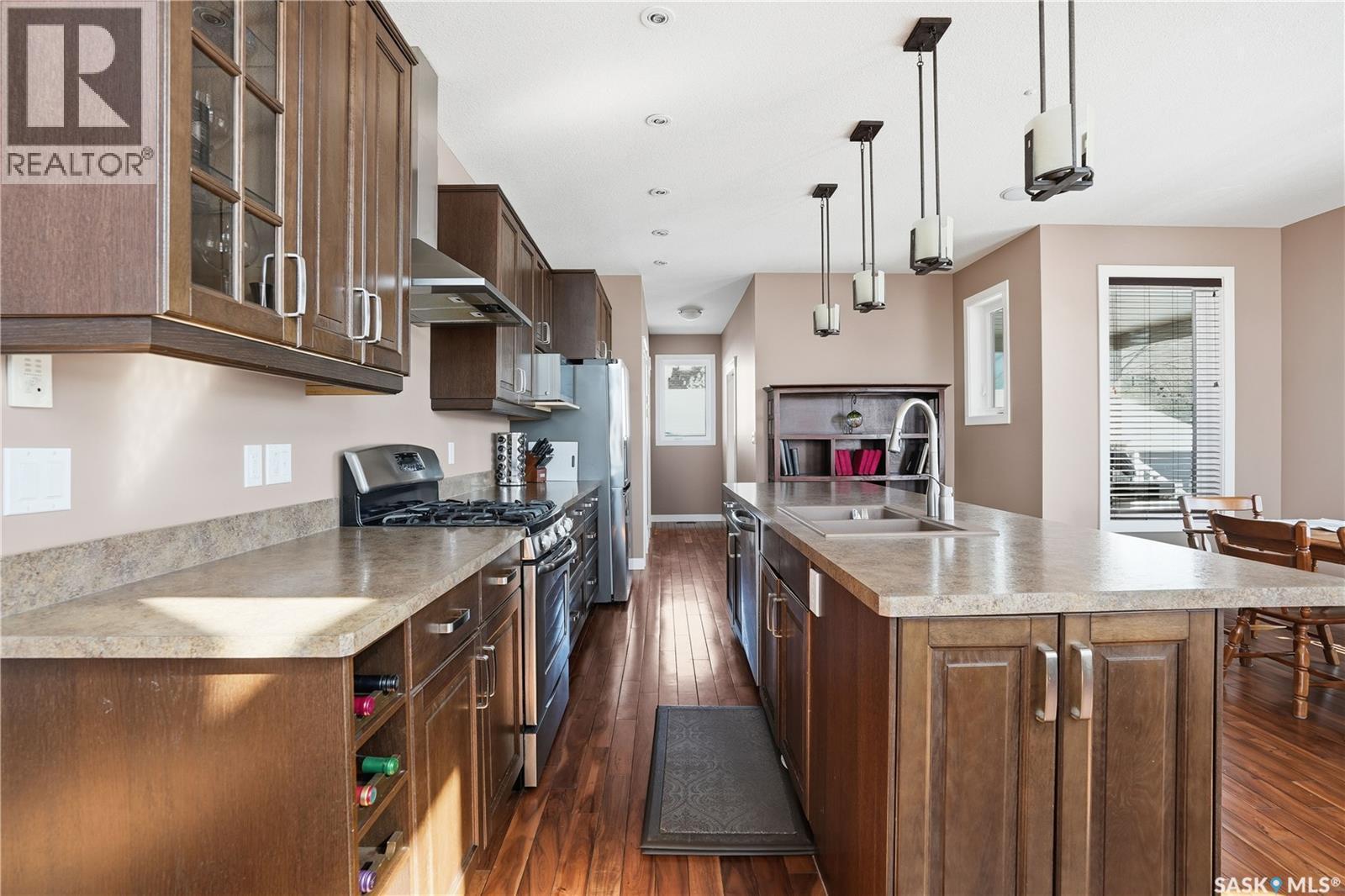 3229 18Th Avenue, Regina, SK - Indoor Photo Showing Kitchen With Upgraded Kitchen
