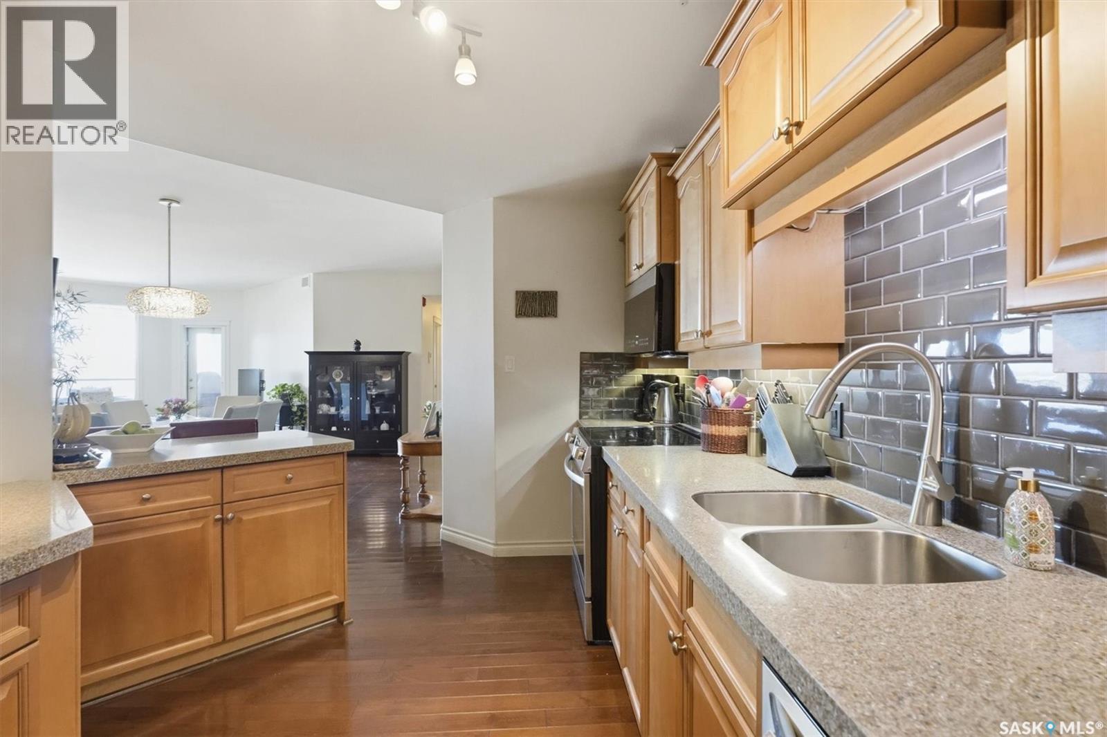402 615 Saskatchewan Crescent W, Saskatoon, SK - Indoor Photo Showing Kitchen With Double Sink