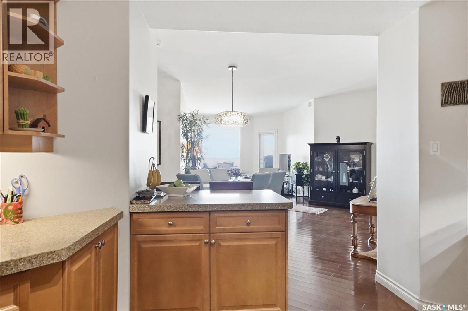 402 615 Saskatchewan Crescent W, Saskatoon, SK - Indoor Photo Showing Kitchen