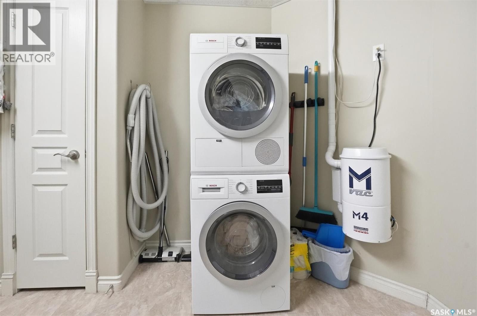 402 615 Saskatchewan Crescent W, Saskatoon, SK - Indoor Photo Showing Laundry Room