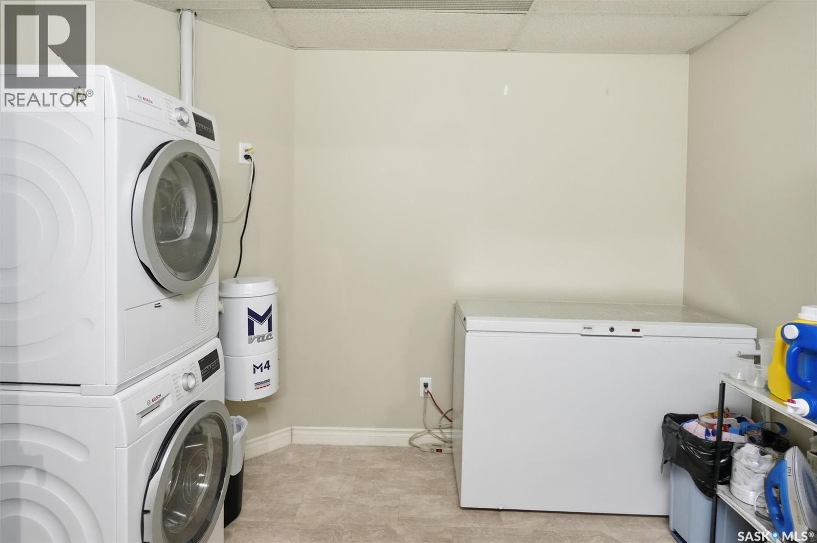 402 615 Saskatchewan Crescent W, Saskatoon, SK - Indoor Photo Showing Laundry Room
