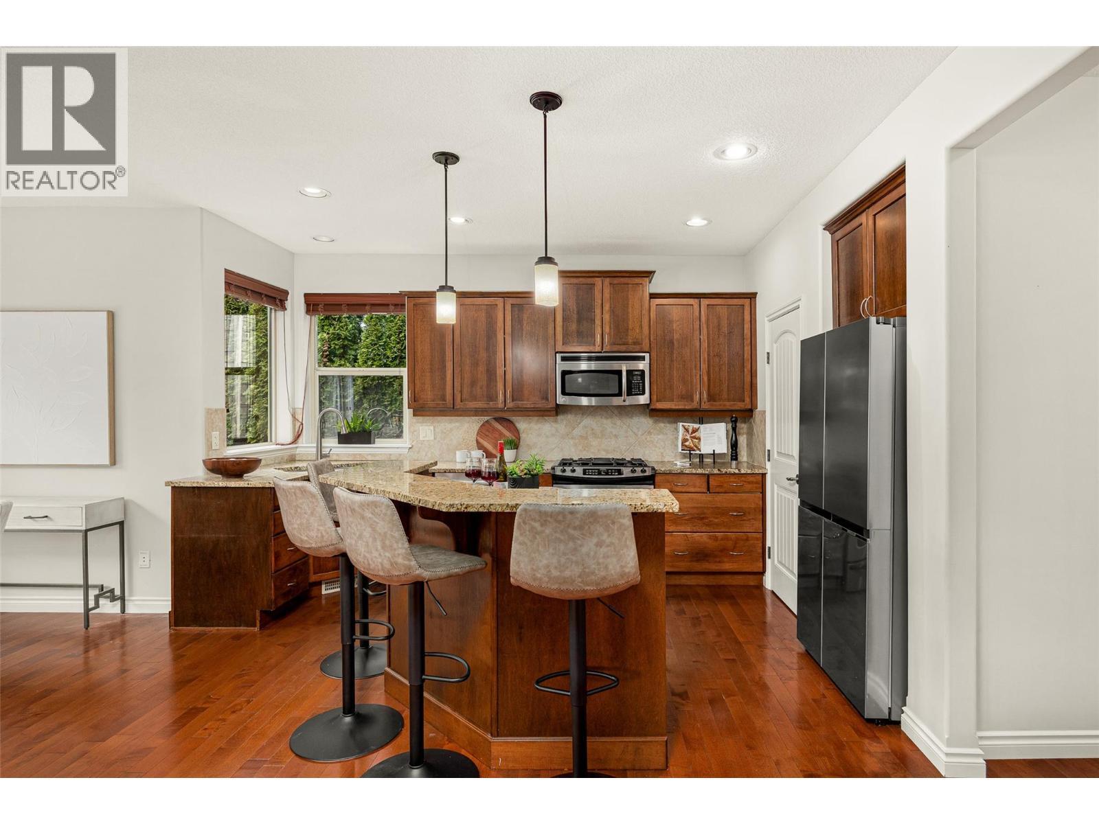647 Peridot Place, Kelowna, BC - Indoor Photo Showing Kitchen With Upgraded Kitchen