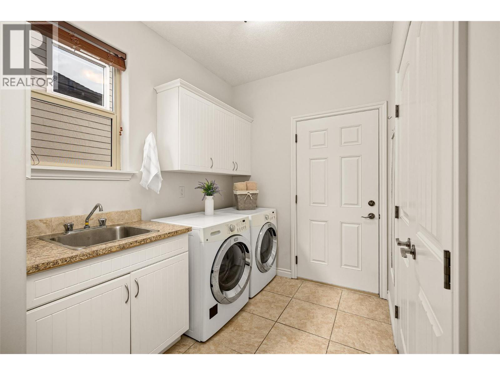 647 Peridot Place, Kelowna, BC - Indoor Photo Showing Laundry Room