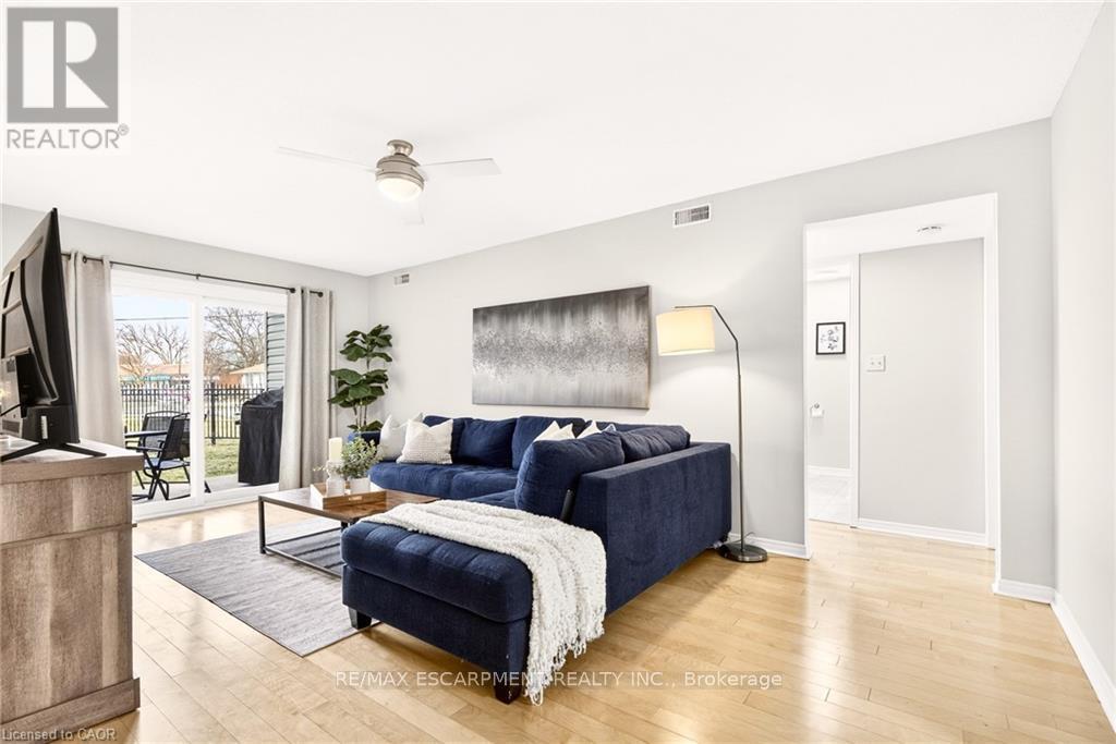 101 - 201 Dorchester Boulevard, St. Catharines, ON - Indoor Photo Showing Living Room