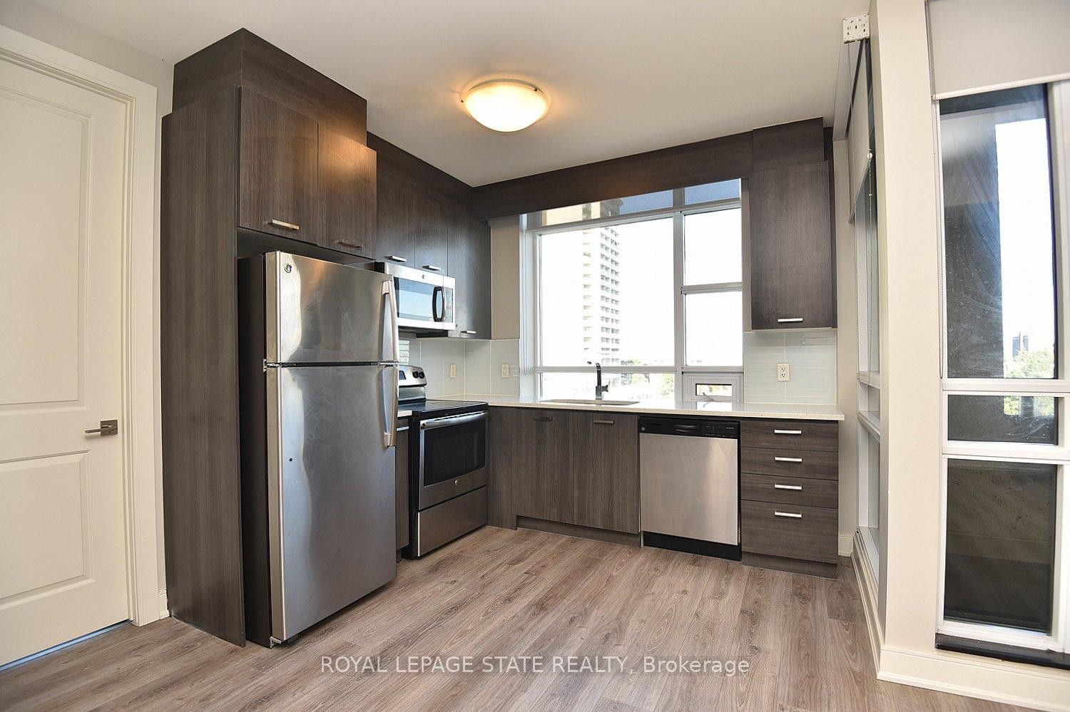 603-150 Main Street W, Hamilton, ON - Indoor Photo Showing Kitchen With Stainless Steel Kitchen