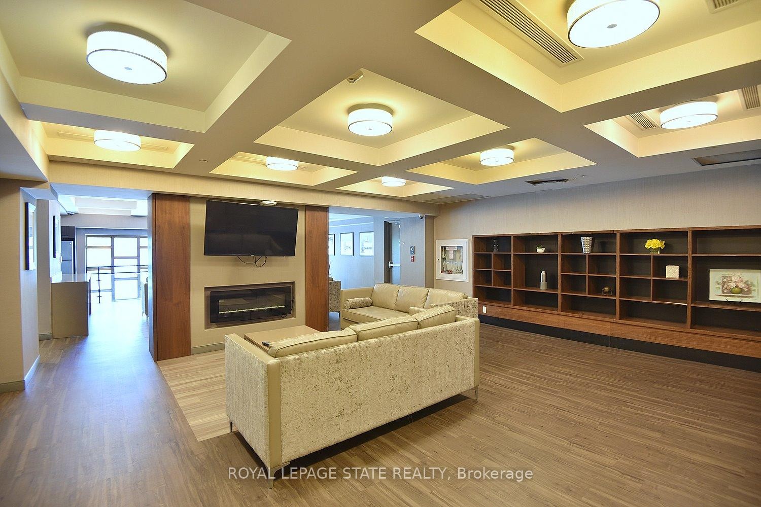 603-150 Main Street W, Hamilton, ON - Indoor With Fireplace