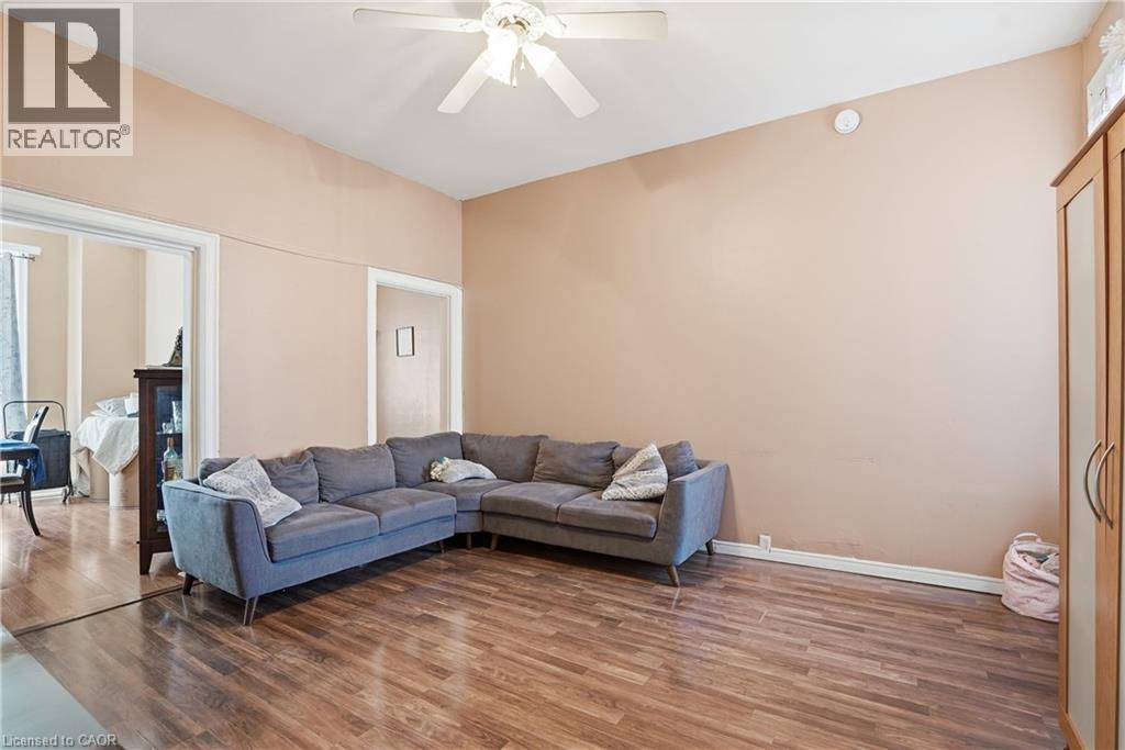 211 West Avenue N, Hamilton, ON - Indoor Photo Showing Living Room