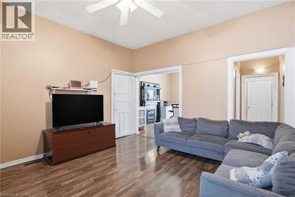 211 West Avenue N, Hamilton, ON - Indoor Photo Showing Living Room