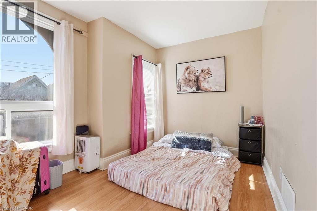 211 West Avenue N, Hamilton, ON - Indoor Photo Showing Bedroom