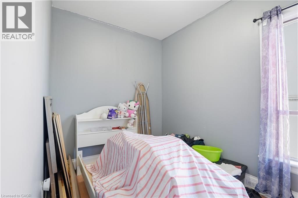 211 West Avenue N, Hamilton, ON - Indoor Photo Showing Bedroom
