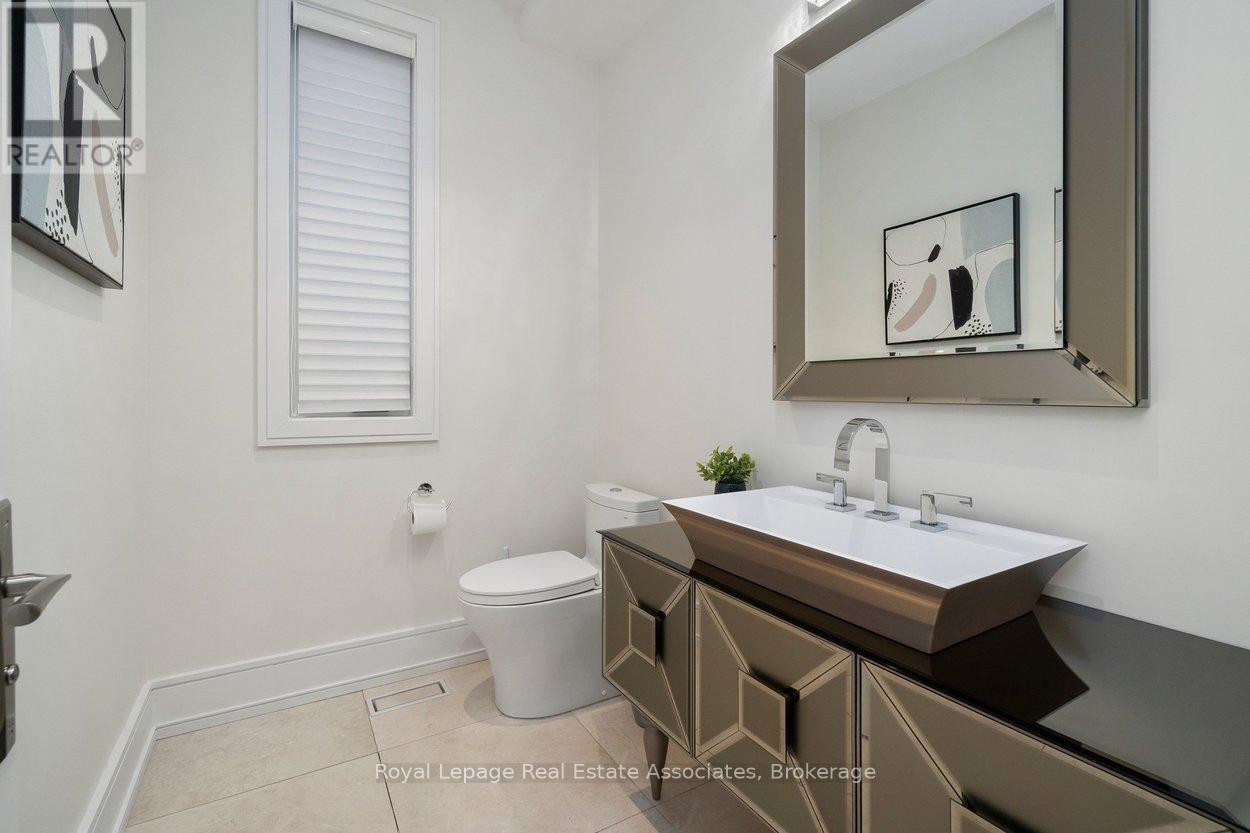 Bathroom - 63 Troy Street, Mississauga, ON - Indoor Photo Showing Bathroom
