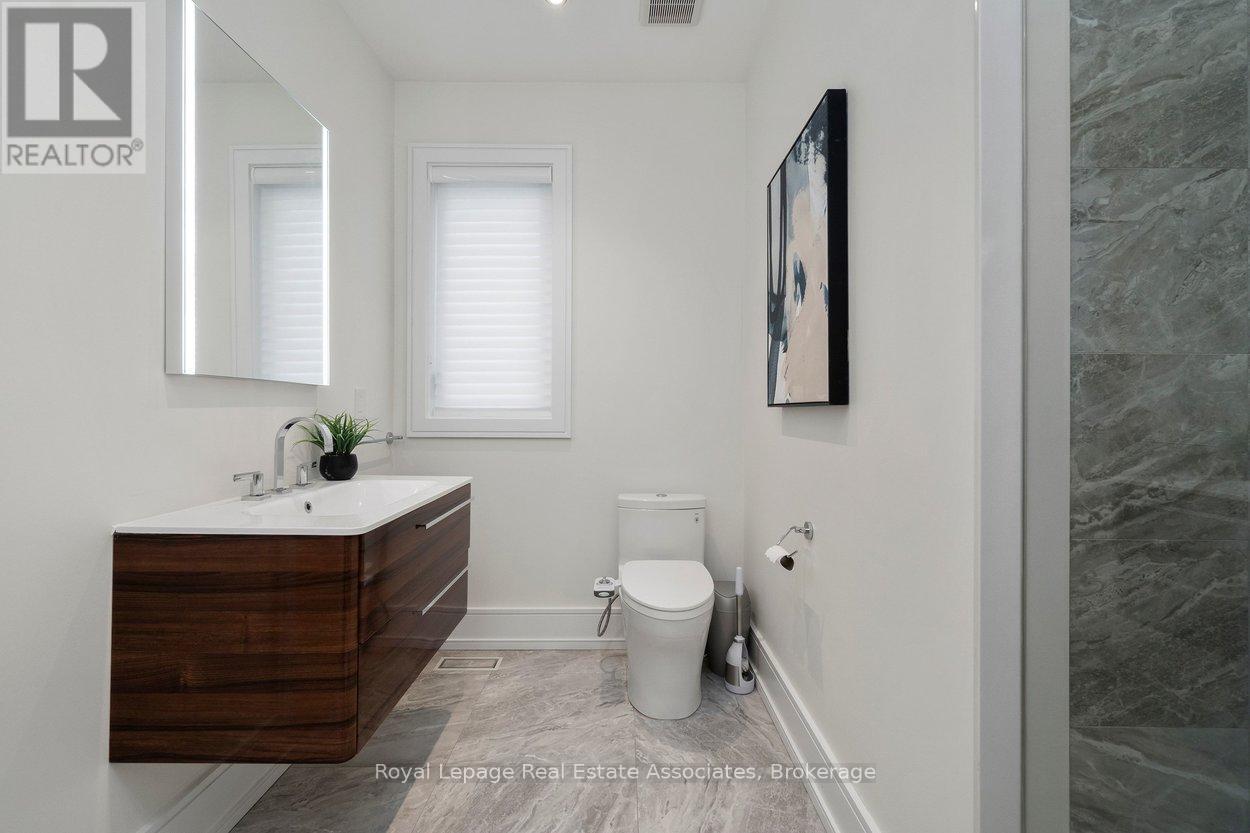 Bathroom - 63 Troy Street, Mississauga, ON - Indoor Photo Showing Bathroom