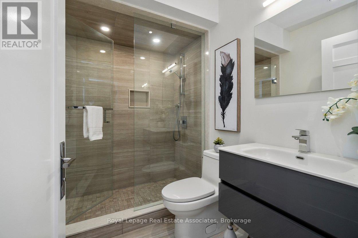 Bathroom - 63 Troy Street, Mississauga, ON - Indoor Photo Showing Bathroom