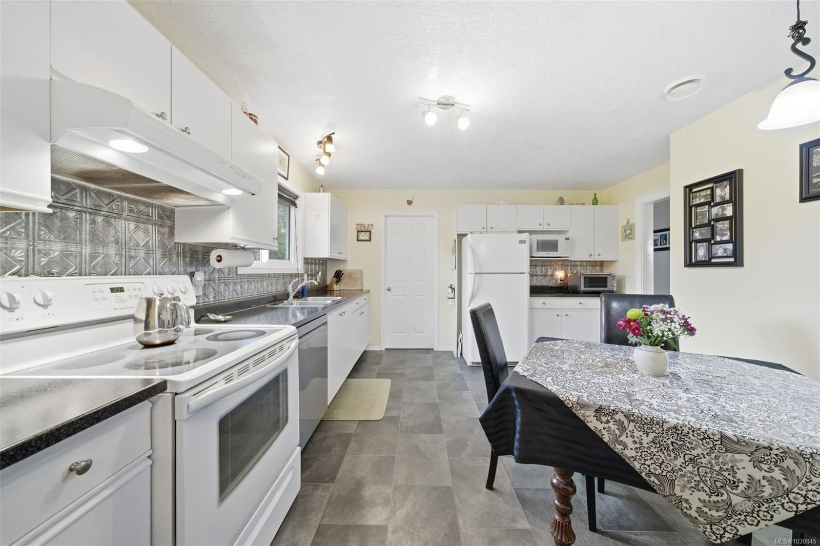 6728 Eakin Dr, Sooke, BC