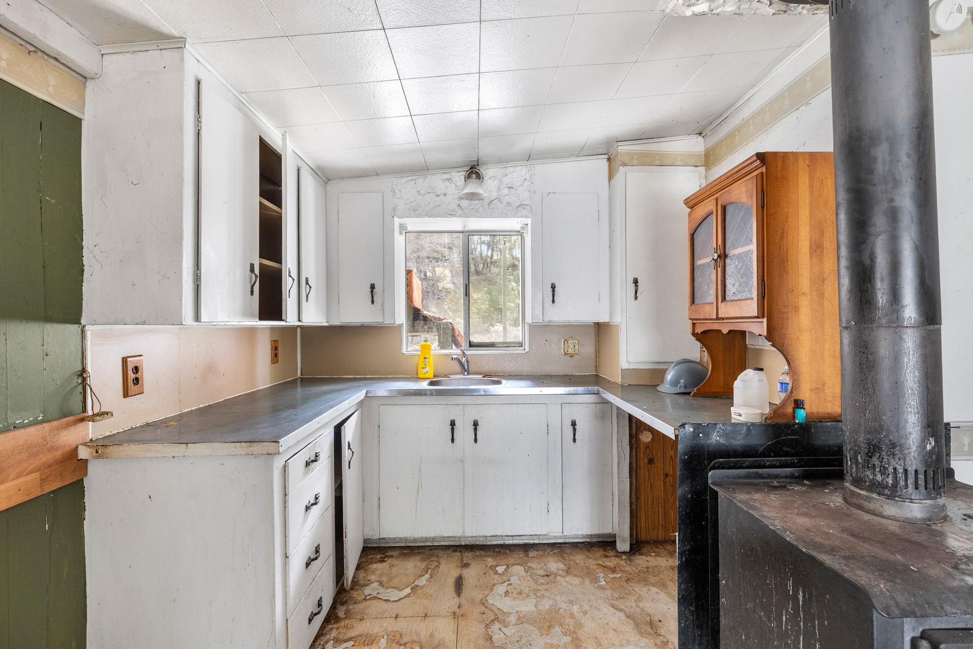 3525 Mathews Road, Kelowna, BC - Indoor Photo Showing Kitchen