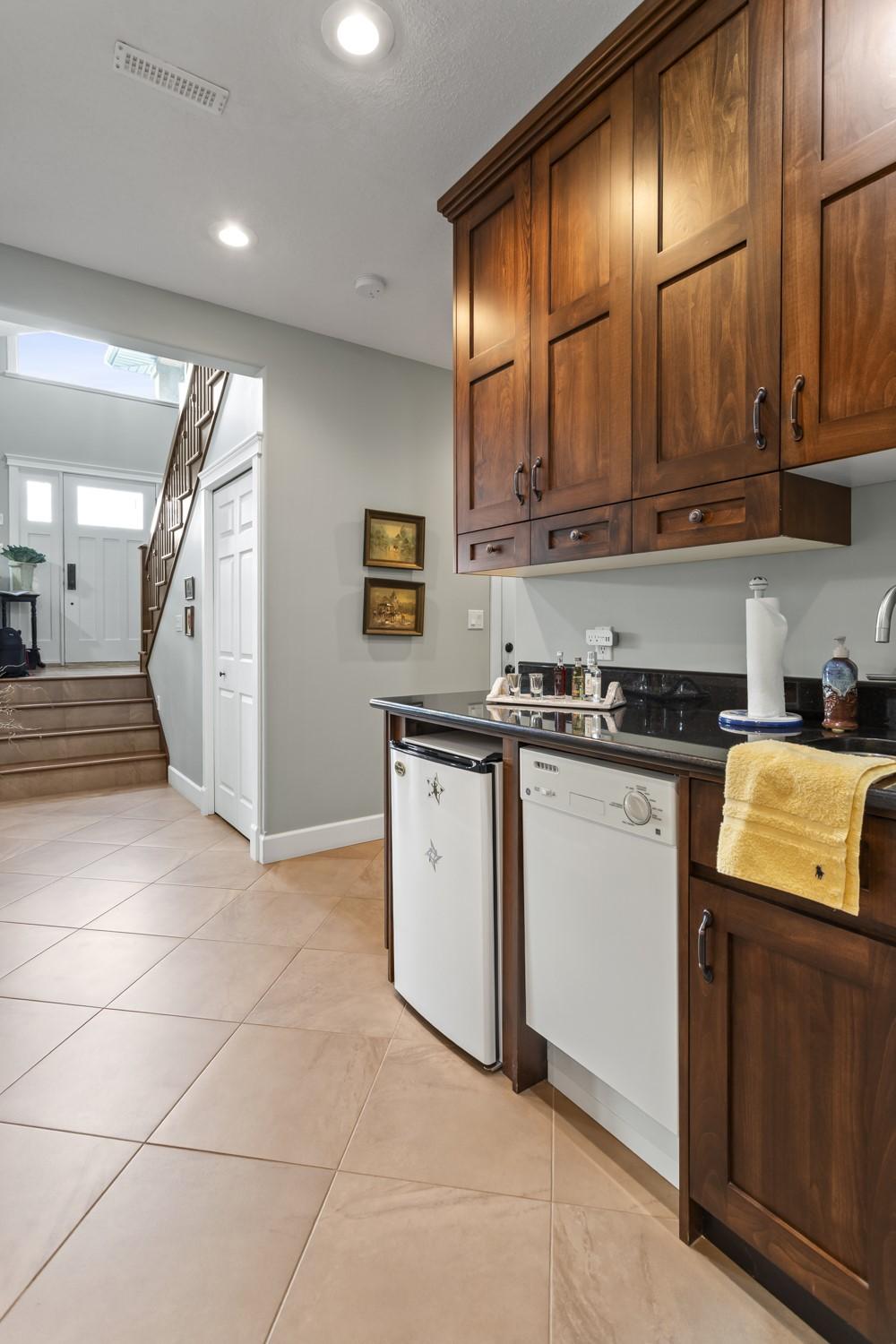 18-420 20Th Avenue, Creston, BC - Indoor Photo Showing Kitchen