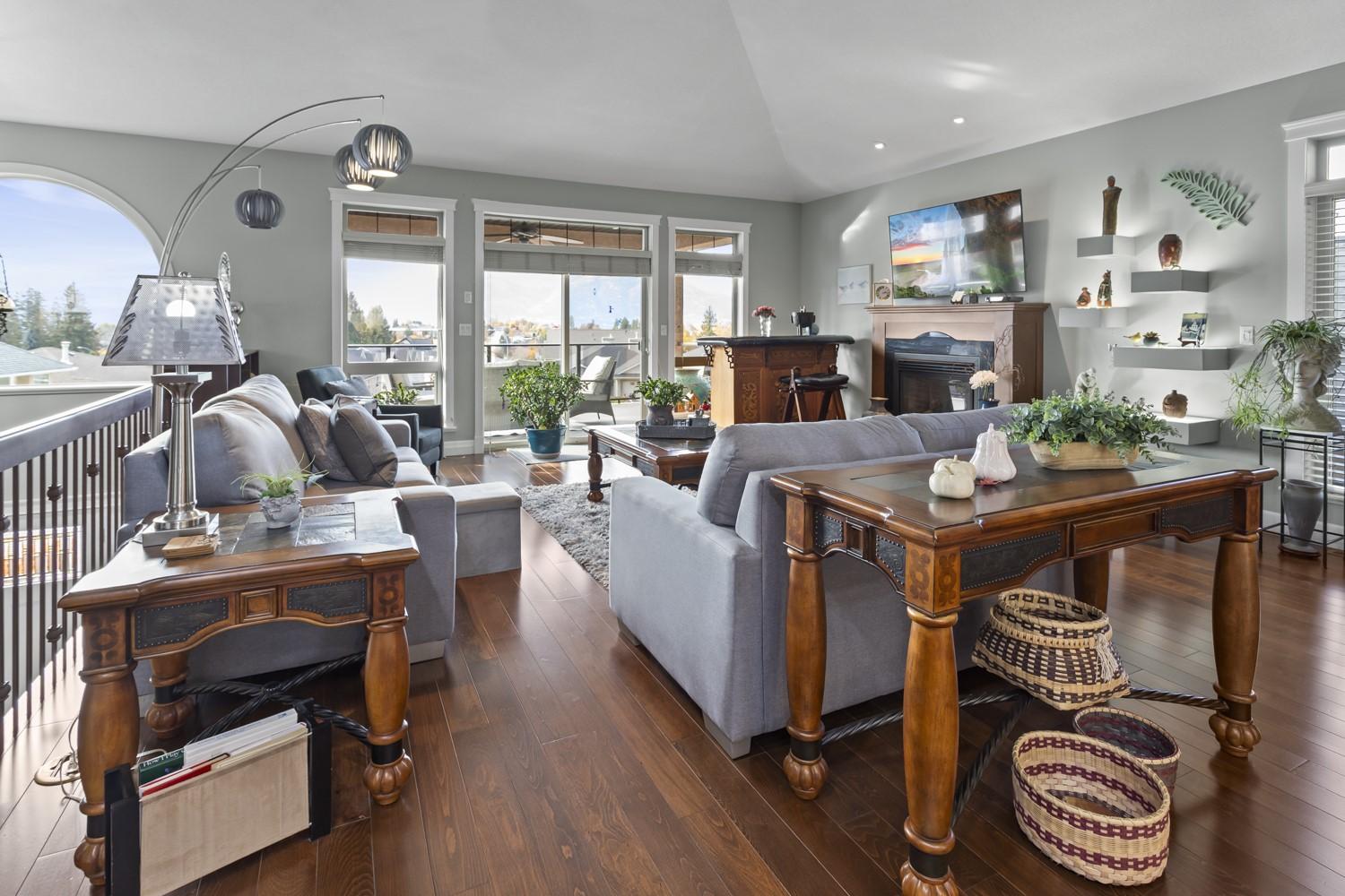 18-420 20Th Avenue, Creston, BC - Indoor Photo Showing Living Room With Fireplace