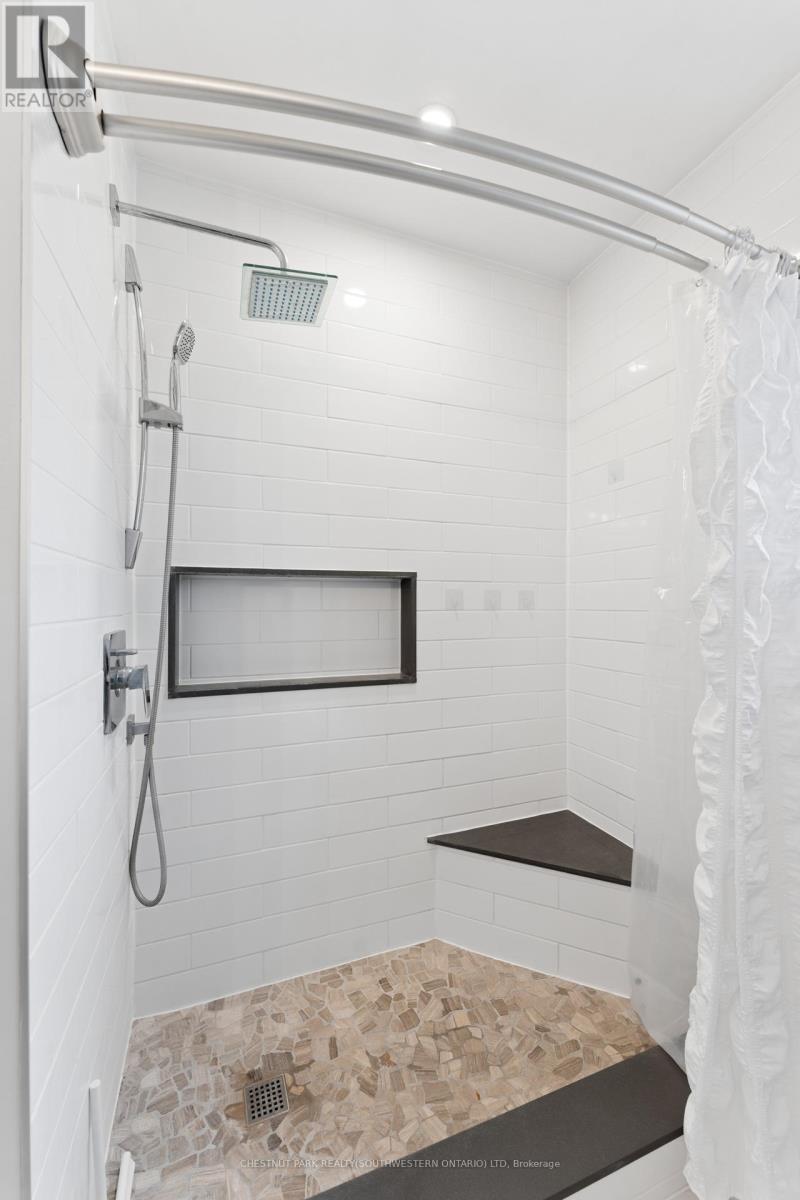 137 Donald Street, Kitchener, ON - Indoor Photo Showing Bathroom