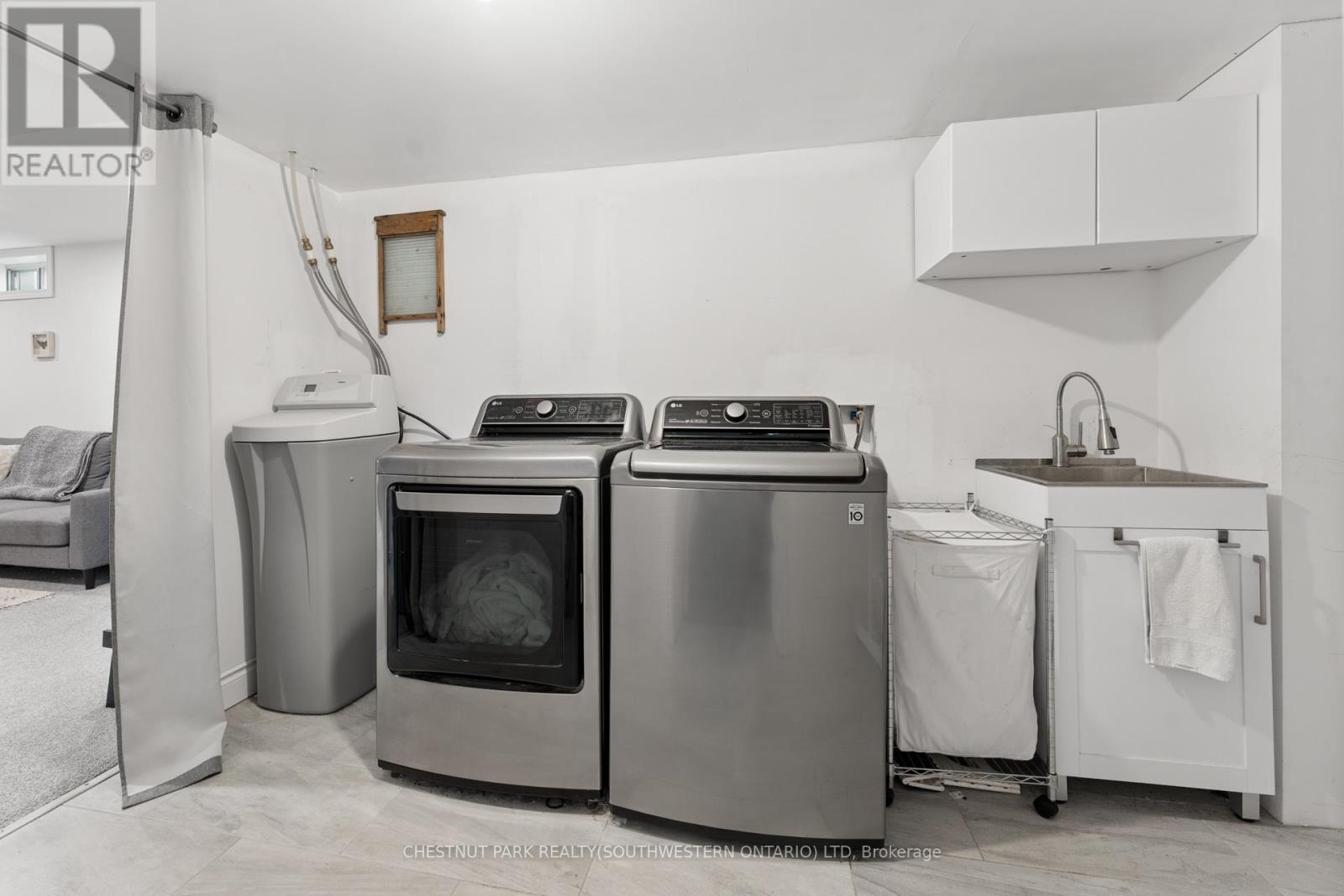 137 Donald Street, Kitchener, ON - Indoor Photo Showing Laundry Room