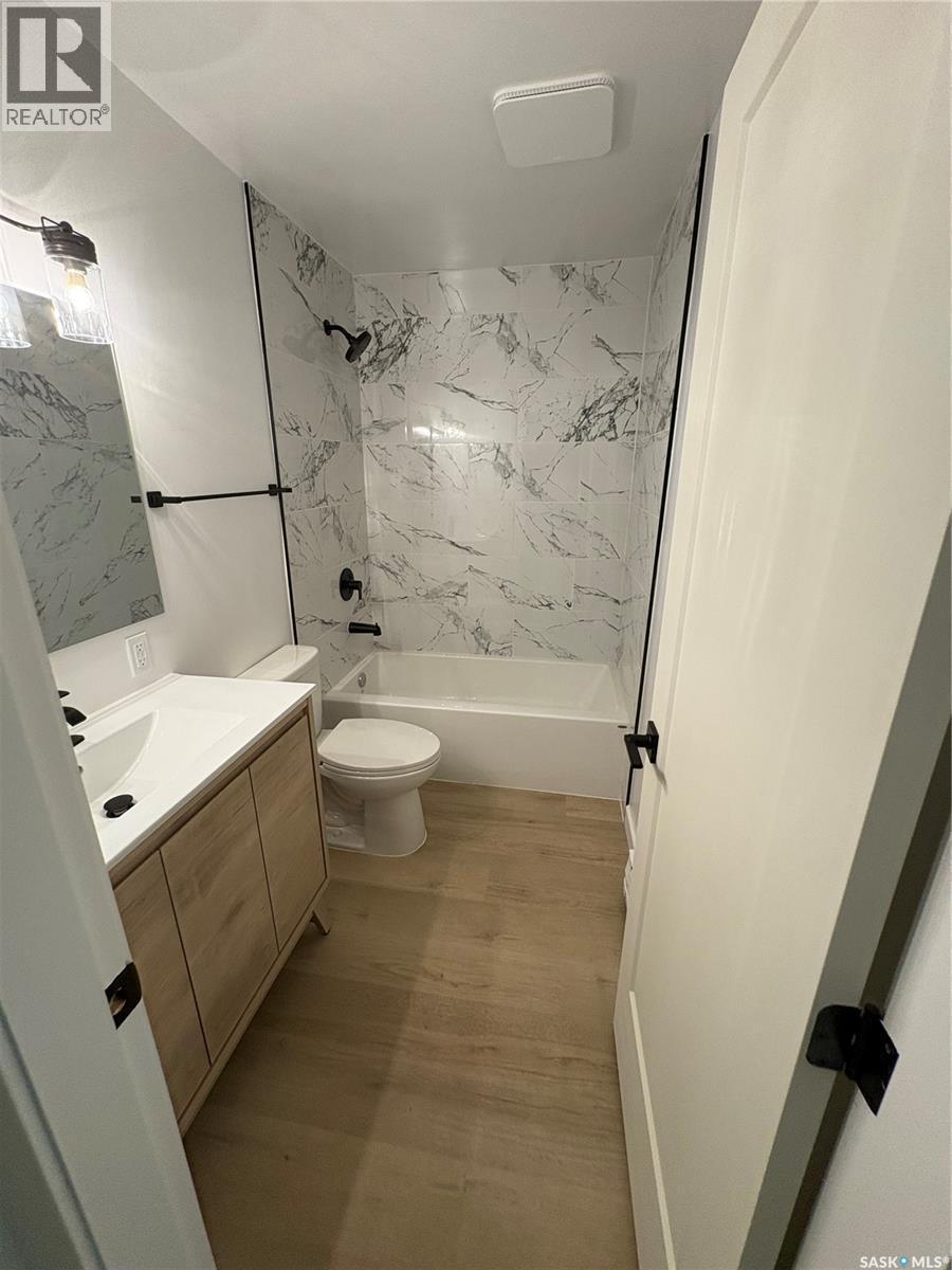 35 42 Spence Street, Regina, SK - Indoor Photo Showing Bathroom
