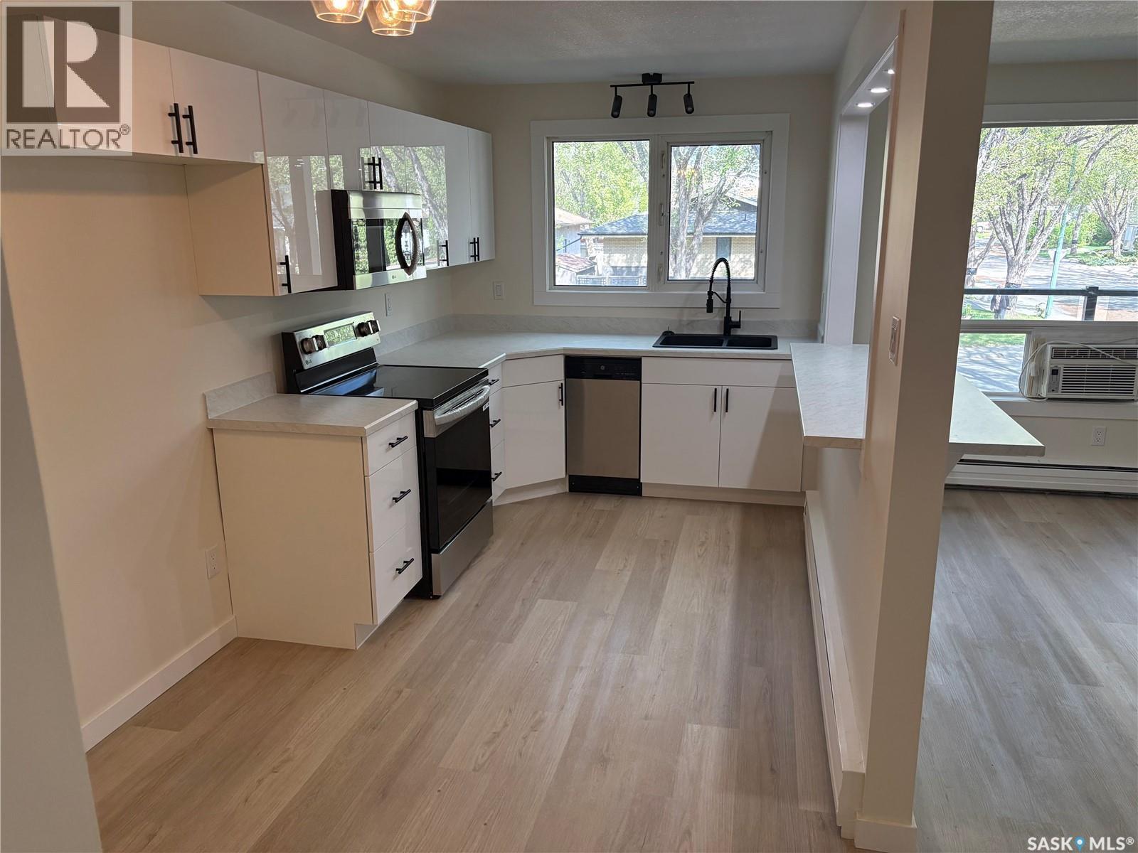 35 42 Spence Street, Regina, SK - Indoor Photo Showing Kitchen