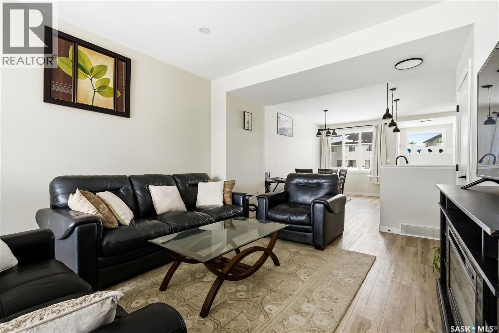 4736 Buckingham Drive E, Regina, SK - Indoor Photo Showing Living Room