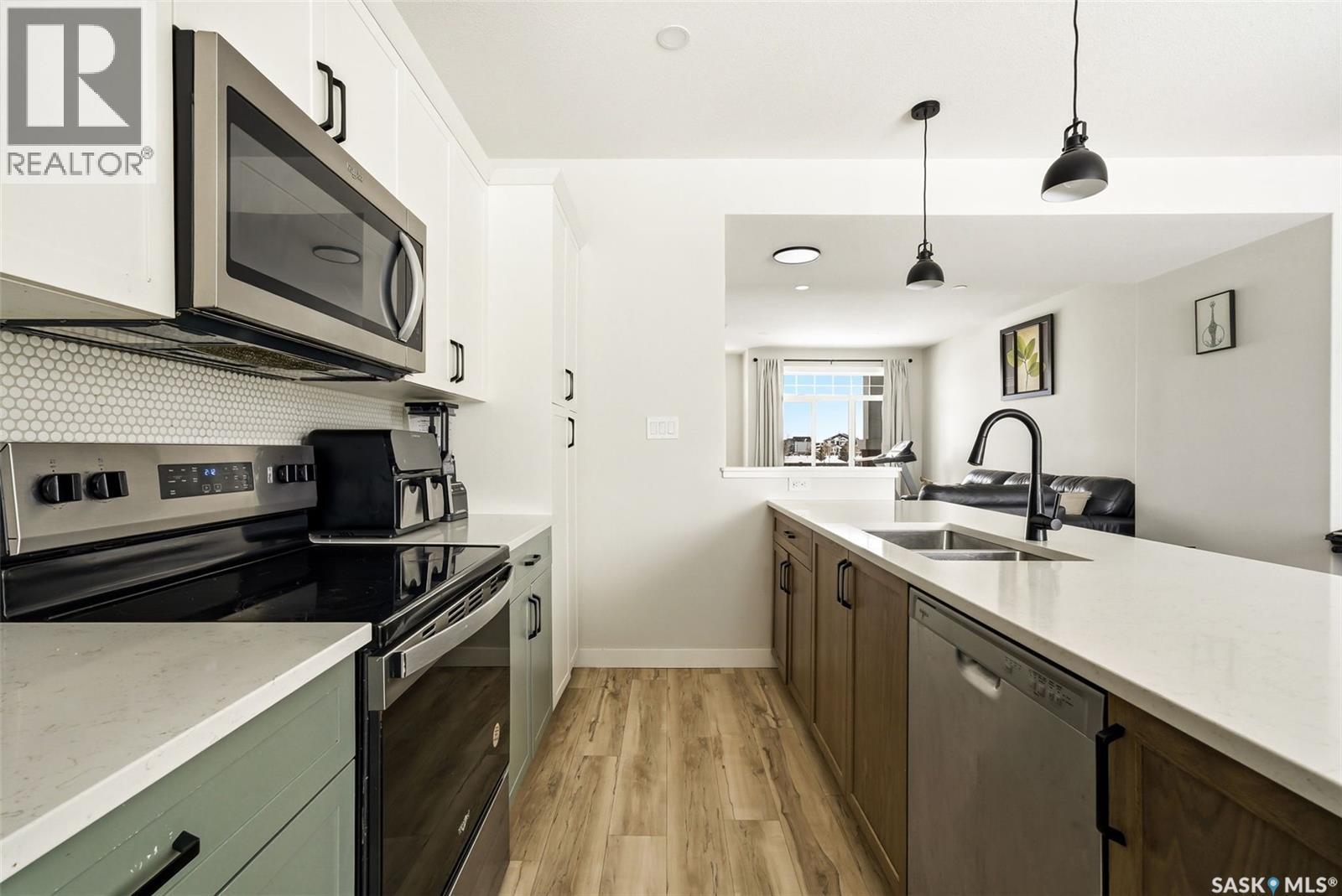 4736 Buckingham Drive E, Regina, SK - Indoor Photo Showing Kitchen With Stainless Steel Kitchen With Double Sink With Upgraded Kitchen