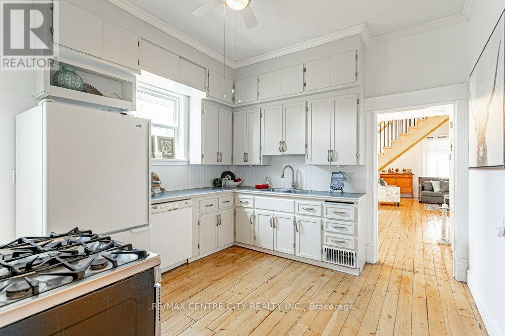 971 Elias Street, London East (East G), ON - Indoor Photo Showing Kitchen
