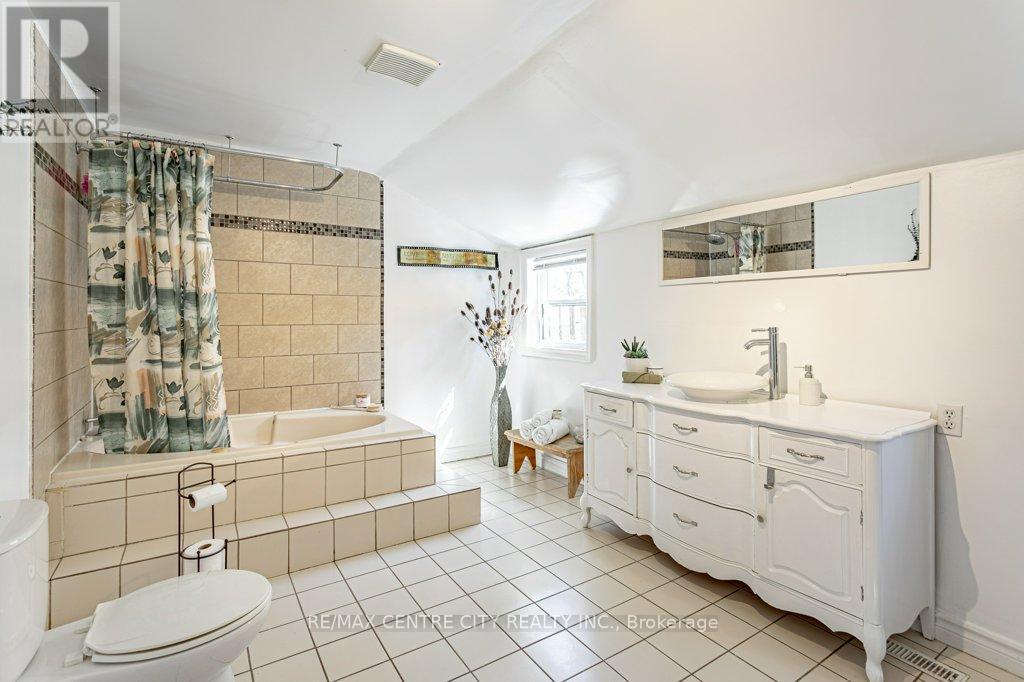 971 Elias Street, London East (East G), ON - Indoor Photo Showing Bathroom