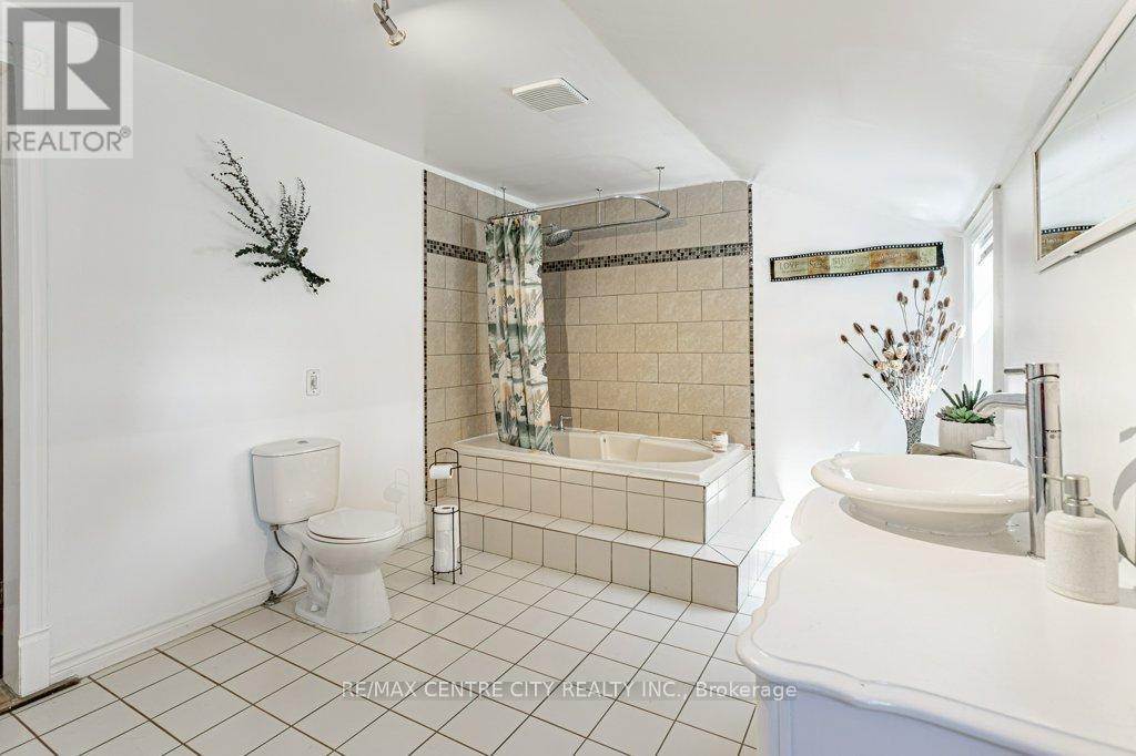 971 Elias Street, London East (East G), ON - Indoor Photo Showing Bathroom