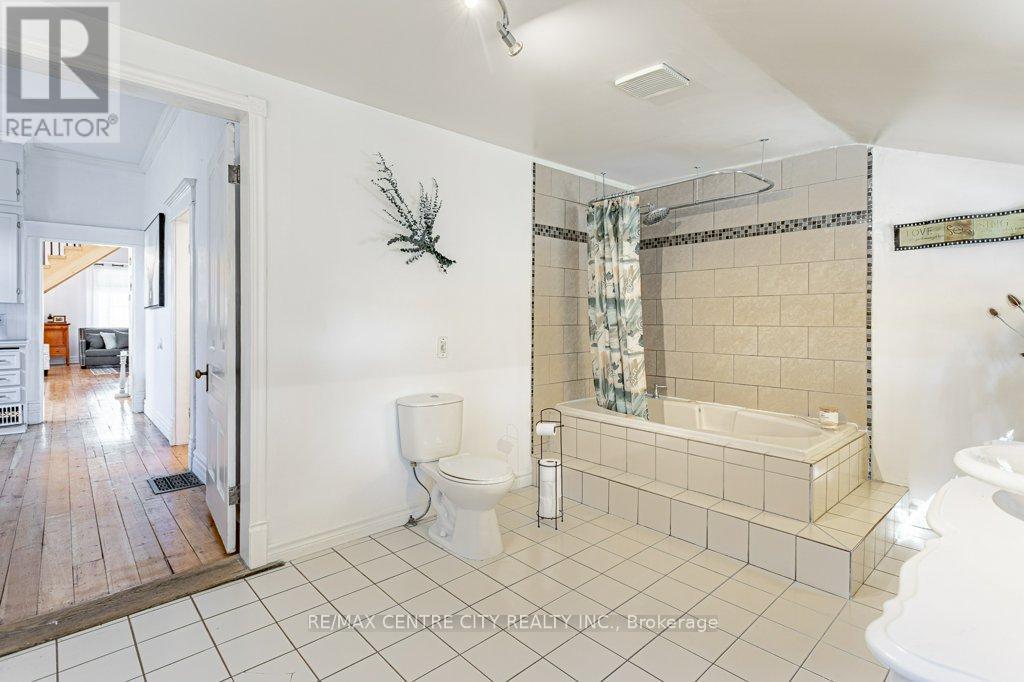 971 Elias Street, London East (East G), ON - Indoor Photo Showing Bathroom