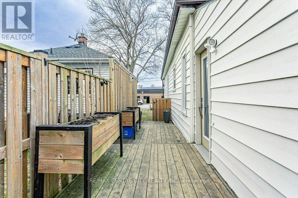 971 Elias Street, London East (East G), ON - Outdoor With Deck Patio Veranda
