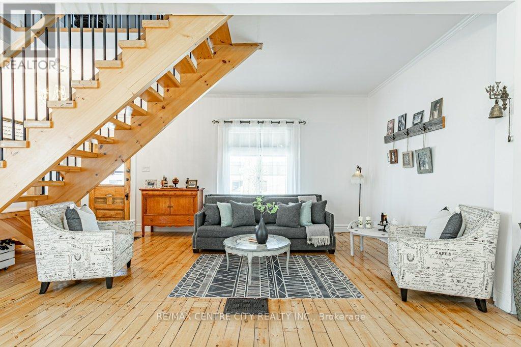 971 Elias Street, London East (East G), ON - Indoor Photo Showing Living Room