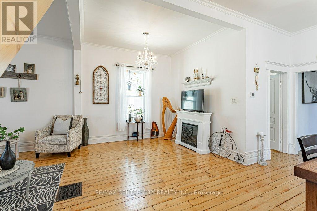 971 Elias Street, London East (East G), ON - Indoor Photo Showing Living Room With Fireplace